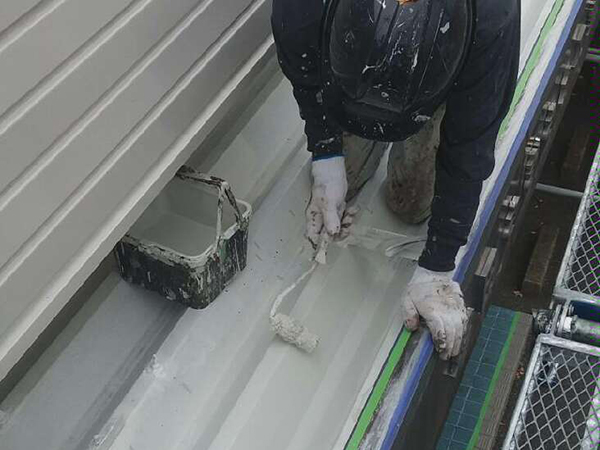 【折板屋根】玄関庇上場　中塗り塗装